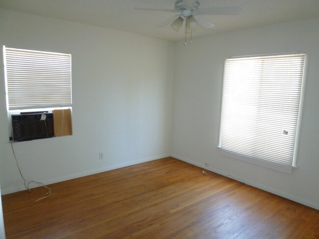 Foto del edificio - 6525 Hayvenhurst Ave