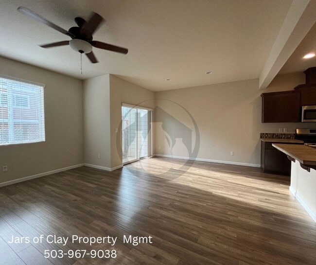 Foto del edificio - Spacious South Salem Townhouse with Primary Suite, 1-Car Garage & Private Deck!