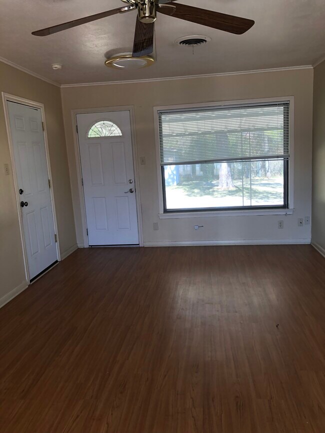 Él - 1529 Woodland Dr