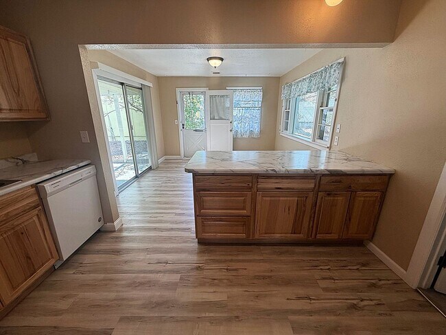 Foto del edificio - One level 3 bedroom, 2 bath with Garage
