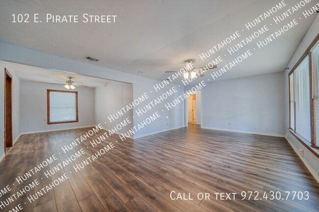 Building Photo - 102 E Pirate St