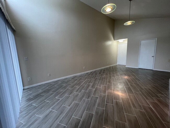 Building Photo - Fully Renovated 2 Bedroom 2 Bathroom Ventu...