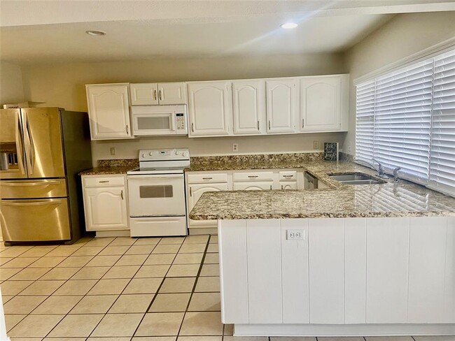 Building Photo - 2706 Lindbergh Dr