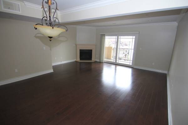 Foto del edificio - 11911 Mayfield Ave