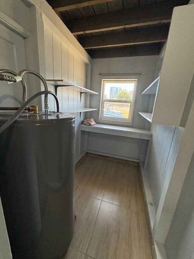 Foto del edificio - Spacious 1 Bedroom w/ Parking – Honolulu (...