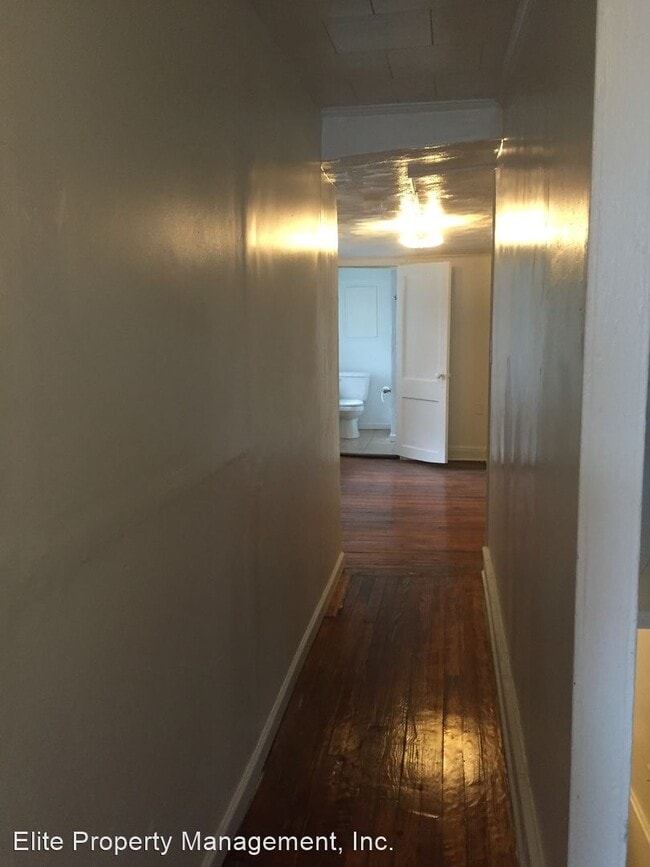 Building Photo - 4 br, 1 bath House - 325 S. Queen St.