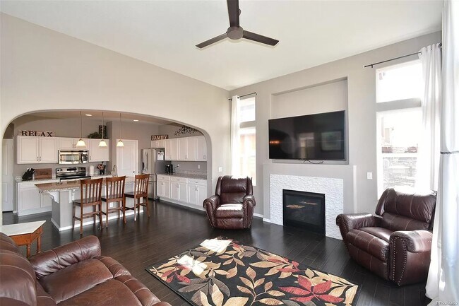 Cocina y chimenea de gas - 8782 Windy Plains Ct