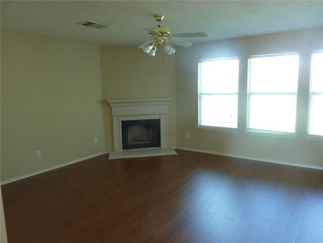 Building Photo - 301 Longshore Dr