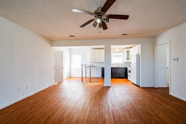 Foto del edificio - 12203 Waters Park Rd