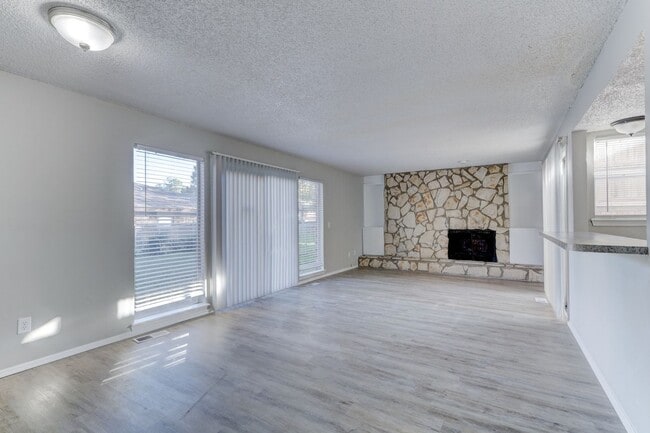 Building Photo - 3 bed 1.5 bath duplex in Midwest City