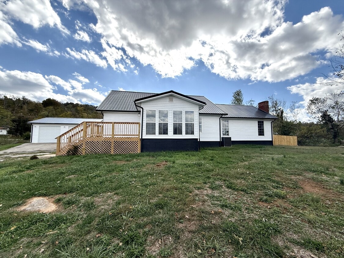 Primary Photo - 660 Jones Knob Rd