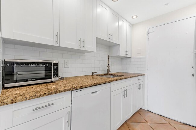 Foto del edificio - 2350 NE 135th St