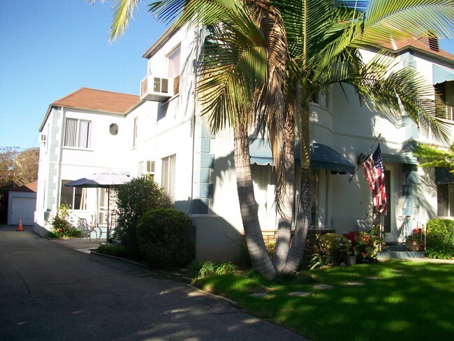 4 unidades / 2 dormitorios cada una. - 305 N Palm Ave