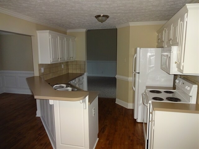 Building Photo - 5959 River Oaks Drive