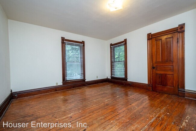Building Photo - 914 1/2 N Dodge St
