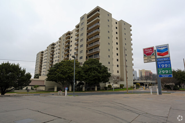 Primary Photo - Towers Of Town Lake