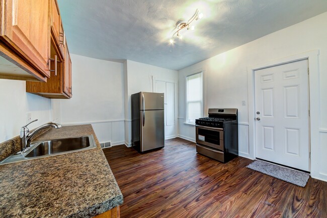 Building Photo - AVAILABLE JUNE- Updated 2 Bedroom With Tal...