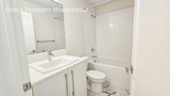 Building Photo - Modern 3 Beds, 2.5 Baths TownHouse | 1 Pet...