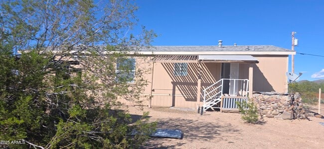 Building Photo - 2209 E Carriage Dr
