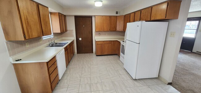 Foto del edificio - ALL PROSPECTIVE TENANTS MUST SUBMIT A $58 NON-REFUNDABLE APPLICATION FEE PER APPLICANT ONLINE AND...