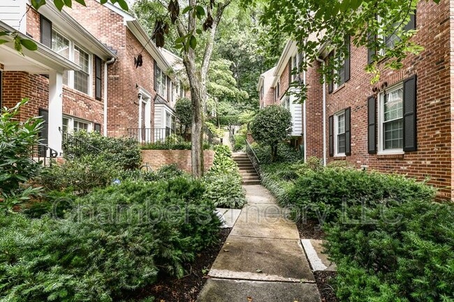 Building Photo - 2534 S Walter Reed Dr