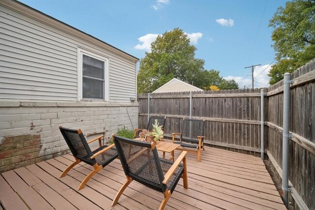Building Photo - 1417 E 38th Pl