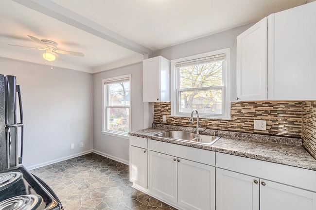 Foto del edificio - Move in Ready Brick Ranch with Garage & Finished Basement - AVAILABLE NOW!