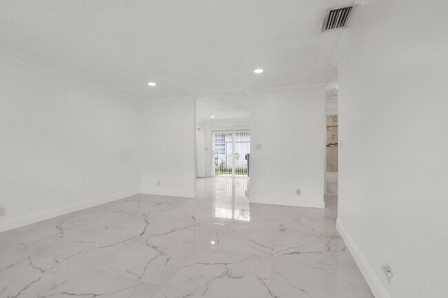 Foto del edificio - 3421 NE 5th Ave