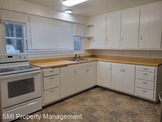 Building Photo - 2 br, 1 bath House - 240 E Oak Street