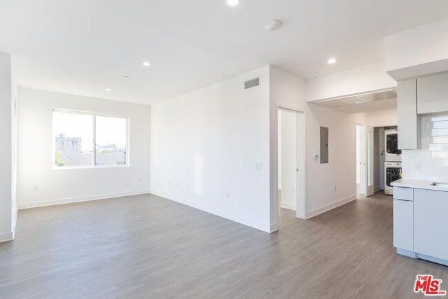 Building Photo - 843 Wilcox Ave