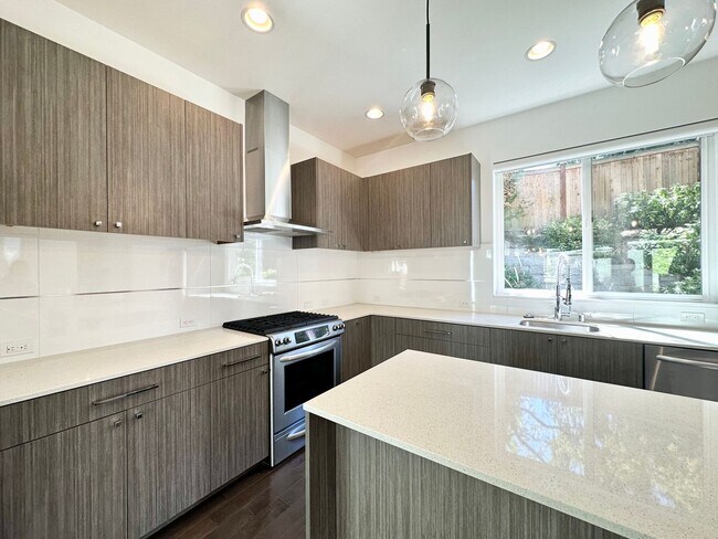 Building Photo - Modern 3 bd Home North Seattle