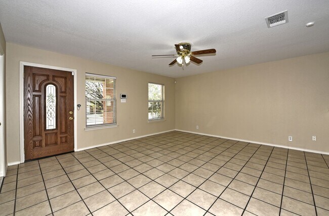 Foto del edificio - GREAT LOCATION: 1604 & SHAENFIELD | 3 BEDS | 2 BATHS | MOVE IN READY