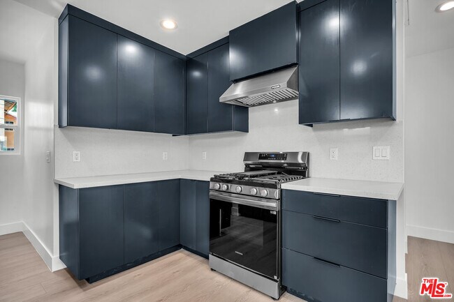 Foto del edificio - 220 S Hoover St