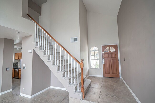 Foto del edificio - Spacious 3-Bedroom Home with Large Backyard on a Cul-de-Sac in Saugus!