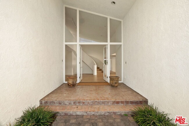 Foto del edificio - 650 N Tigertail Rd