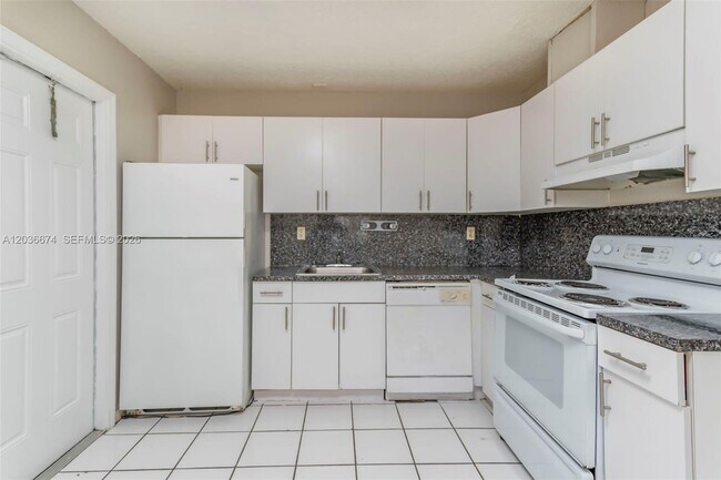 Foto del edificio - 6331 Pierce St