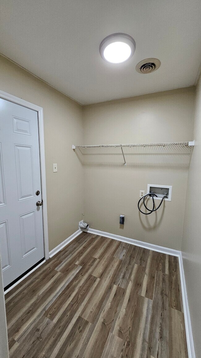 Foto del edificio - 5105 Bradley St NW