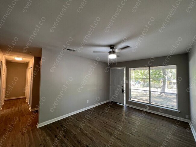 Foto del edificio - 7425 Knollwood Rd