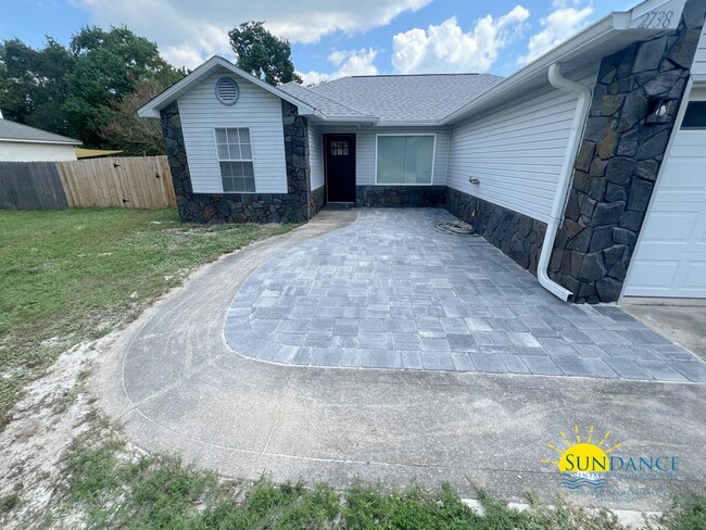 Building Photo - Beautifully renovated Navarre Home!
