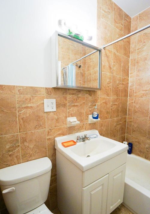 Foto del edificio - 208 E 5th St