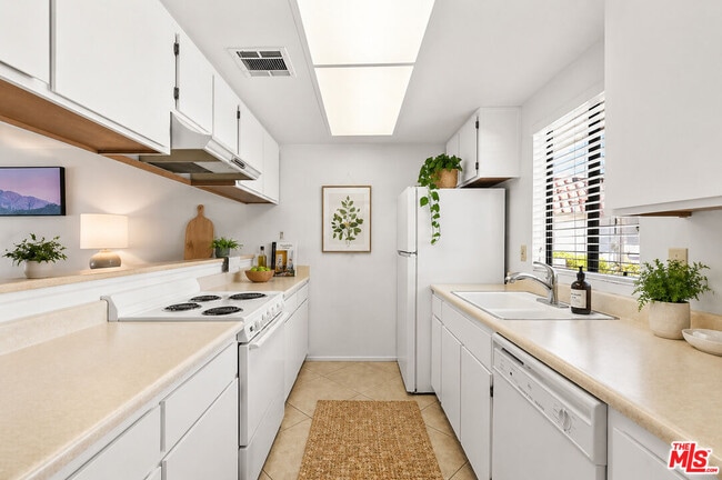 Building Photo - 40513 Bay Hill Way
