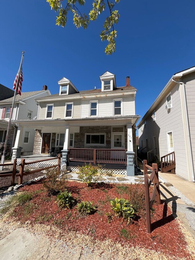 Foto principal - Move-in ready and well-maintained, this 4-...