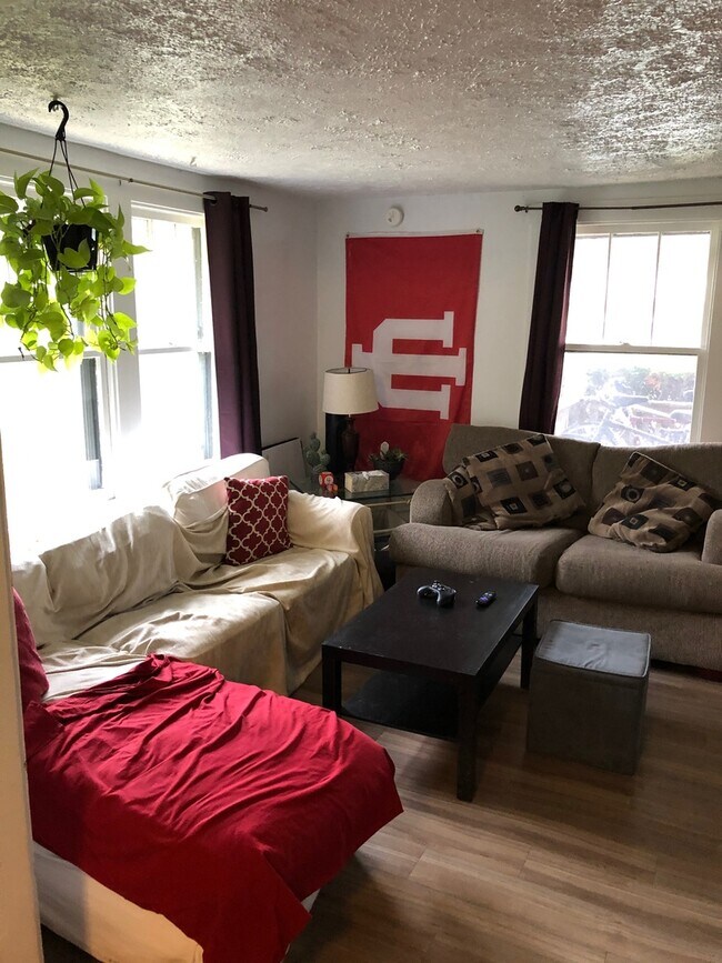 Foto del edificio - 3 Bedroom Available August 2026;  Monthly ...