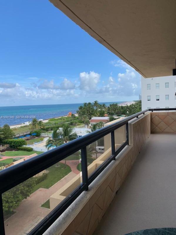 Building Photo - 2555 Collins Ave
