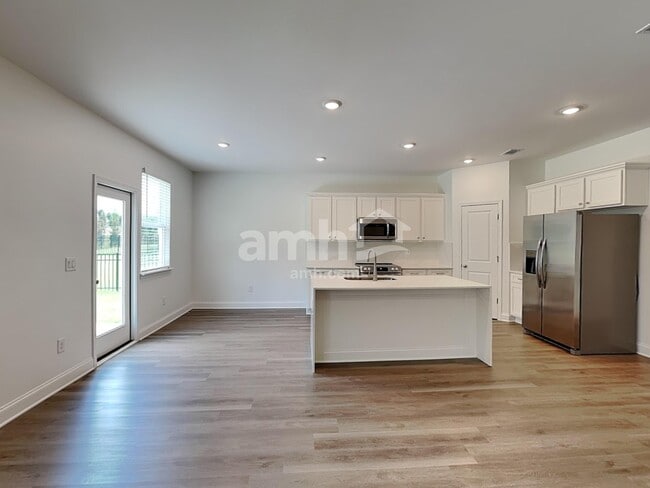 Building Photo - 552 Pointe Dr