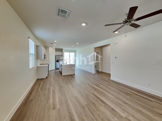 Building Photo - 826 English Primrose St