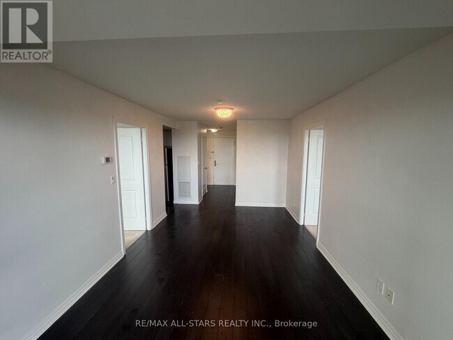 Building Photo - 2015 Sheppard Ave E