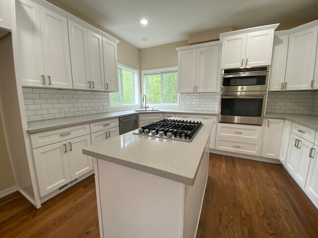 Foto del edificio - Executive Newly Remodeled 6 Bedroom Plus B...