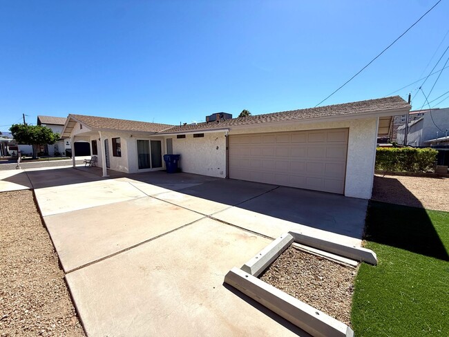 Building Photo - Charming 3BR Home w/ River Views, Open Floor Plan & Island Kitchen- Available Now!
