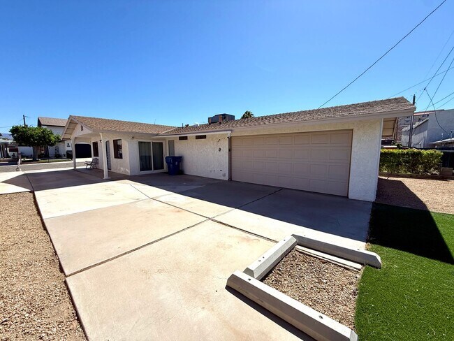 Foto del edificio - Charming 3BR Home w/ River Views, Open Floor Plan & Island Kitchen- Available Now!